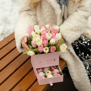 Подарочный набор «Шкатулка с тюльпанами и клубникой»