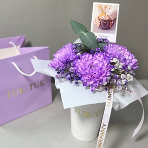 Шляпная коробка с цветами «Симпатия 2» из хризантем и гипсофил