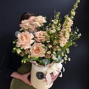 Шляпная коробка с цветами «Весеннее поле» из роз и альстромерий