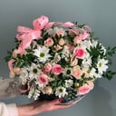 Летняя корзина из роз и хризантем