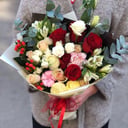 Букет «Чика» из роз и альстромерий