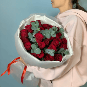 Букет «21 роза Кения 42см с эвкалиптом»