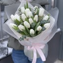 Букет «17 белых тюльпанов с эвкалиптом»