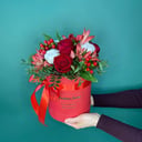 Шляпная коробка с цветами «Алый шёлк» из роз и альстромерий