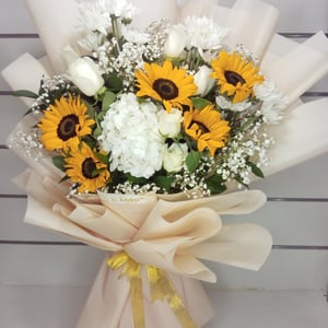 Букет «Чистые Эмоции A» из роз и подсолнухов