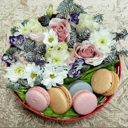 Шляпная коробка с цветами «Новогодний подарок» из эустом и хризантем