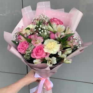 Букет «Музыкальная нота» из альстромерий и роз