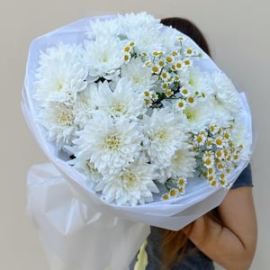 Букет из хризантемы и ромашек