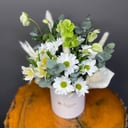 Шляпная коробка с цветами «Белая цветочная композиция в коробке» из альстромерий и хризантем