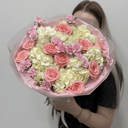 Розы гвоздики и гортензии в букете