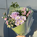 Букет «Лавандовый раф» из ромашек и хризантем