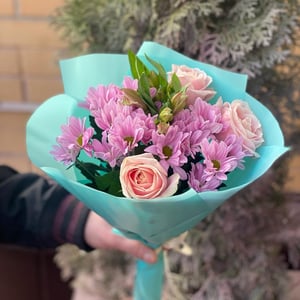 Букет «Ухажер» из роз и хризантем