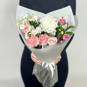 Букет «Пудровые облака» из экзотических цветов и гвоздик