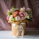 Шляпная коробка с цветами «Весенняя птица удачи» из роз и гвоздик