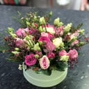 Шляпная коробка с цветами «Композиция "Маркиза"» из роз и эустом