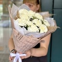 Букет с белыми диантусами из гвоздик