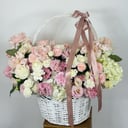 Коробка с цветами «Нежная роскошь» из роз и эустом