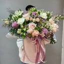 Шляпная коробка с цветами «Букет "Нежность"» из гвоздик и хризантем