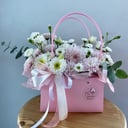 Коробка с цветами «Цветочный зефир» из хризантем и гвоздик