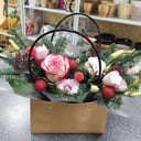 Коробка с цветами «Новогодняя ночь» из роз и эустом