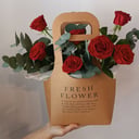 Коробка с цветами «Розы с эвкалиптом в крафтовой сумочке»