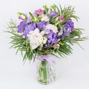 Букет "Цветочная вуаль" из гвоздик и эустом