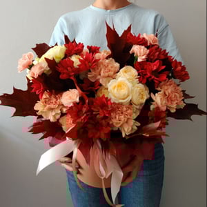 Коробка с цветами «Осенняя композиция с дубовыми листьями» из гвоздик и роз