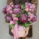 Коробка с хризантемой и маттиолой из экзотических цветов