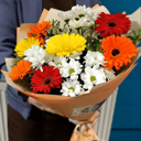 Букет «Ромашковый вальс» из гербер и хризантем
