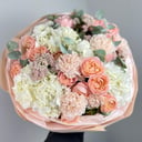 Шикарный букет с белой гортензией из гвоздик и роз