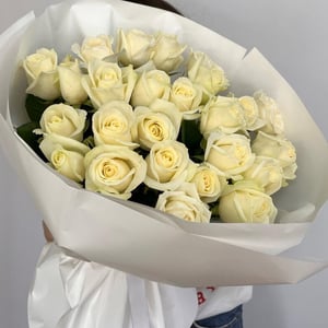 Букет из 25 ароматных белых роз