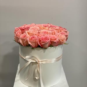 Шляпная коробка с цветами «Свит Джульет» из роз