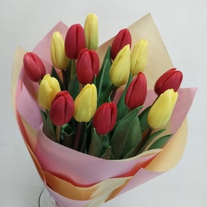 Букет «15 красных и жёлтых тюльпанов»