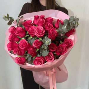 Букет «25 роз с эвкалиптом»