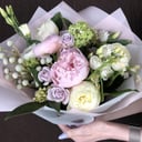 Букет «Лагуна» из эустом и пионов