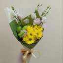 Букет «Сад» из эустом и хризантем