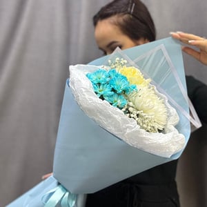 Сказочный букет из роз и хризантем