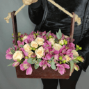 Композиция роз и альстромерий