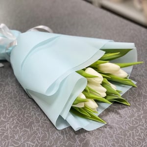 Букет «Белые тюльпаны в голубом»