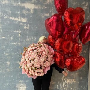 Подарочный набор «51 пионовидная роза с 15 шарами-сердц»