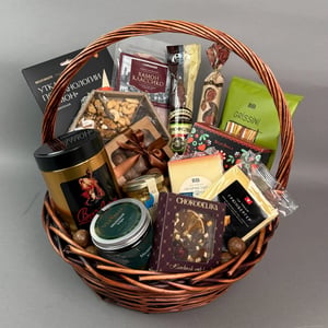 Подарок корзина с деликатесами