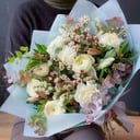 Букет «Белоснежная улыбка» из гвоздик и альстромерий