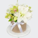 Шляпная коробка с цветами «По зову души» из лилий и гипсофил