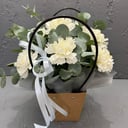 Коробка с цветами «Диантус в сумочке с оазисом» из гвоздик