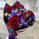 Букет «Розы бордо с ирисами»