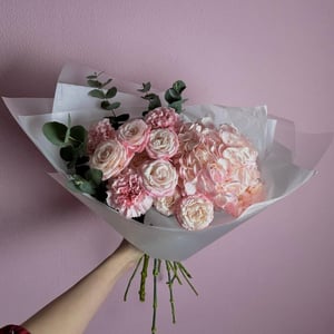 Нежный розовый букет из гвоздик и гортензий