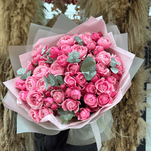 Букет из кустовых пионовидных роз