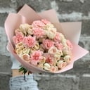 Нежный букет кустовых роз и диантусов