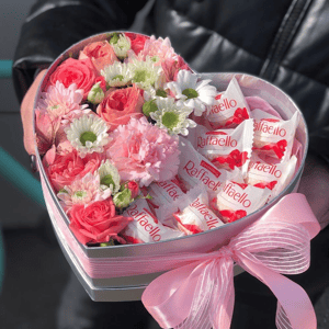 Композиция в форме сердца «Сердце цветы и рафаэлло» из роз и хризантем