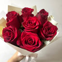 Букет «7 красных роз на аквабоксе с пожеланиями»